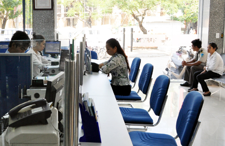 Gửi tiền tiết kiệm tại ngân hàng vẫn là sự lựa chọn của nhà đầu tư nhỏ trong năm 2012. (Ảnh chụp tại Ngân hàng Xuất nhập khẩu Việt Nam, chi nhánh Quảng Ninh).