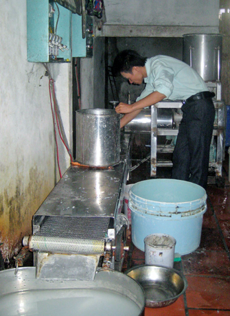 Nhiều hộ sản xuất bún ở xã Hiệp Hoà (TX Quảng Yên) đã đầu tư hệ thống dây chuyền sản xuất chạy bằng điện nhằm đảm bảo tốt hơn vệ sinh an toàn thực phẩm.