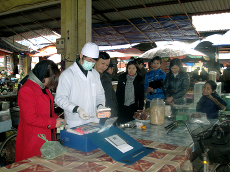 Đoàn kiểm tra liên ngành của tỉnh kiểm tra VSATTP ở một điểm kinh doanh giò, chả tại chợ Tiên Yên.