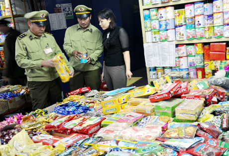 Đội QLTT số 11 kiểm tra hàng hóa tại chợ Rừng (Yên Hưng).