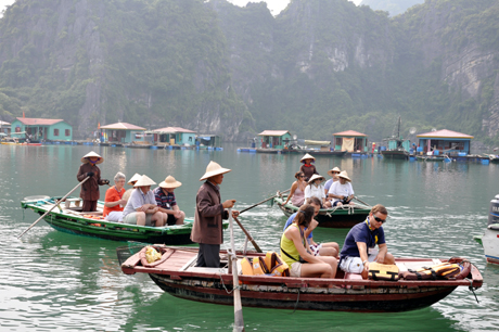 Tham quan làng chài trên Vịnh Hạ Long bằng thuyền nan đang được nhiều khách du lịch nước ngoài ưa chuộng.