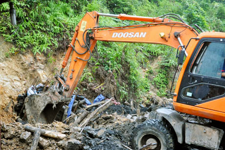Các lực lượng chức năng của TP Hạ Long triệt phá một điểm khai thác than trái phép tại phường Cao Xanh, tháng 10-2011.