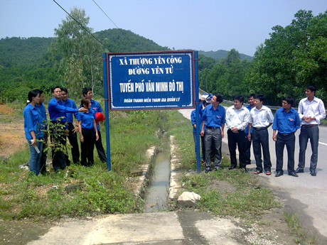 Đoàn thanh niên TP Uông Bí gắn biển Tuyến phố văn minh đô thị - đường Yên Tử, do Đoàn TN quản lý.
