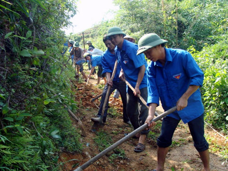 ĐVTN huyện Tiên Yên giúp người dân trên địa bàn làm đường dân sinh.