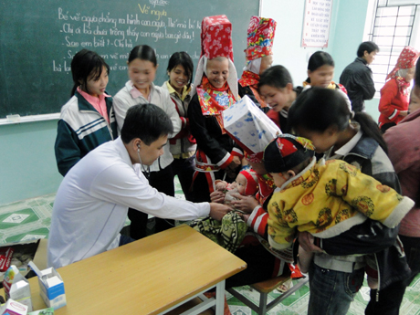 Đoàn Thanh niên huyện Hải Hà tổ chức khám bệnh, phát thuốc nhân đạo cho người dân trên địa bàn.