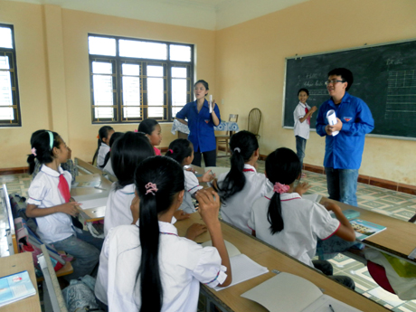 Sinh viên Trường Đại học Ngoại thương Hà Nội dạy tiếng Anh cho thiếu nhi xã Sông Khoai (Yên Hưng).