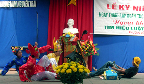 Tiểu phẩm dự thi về chủ đề ATGT của học sinh cụm trường Phương Đông, TP Uông Bí.