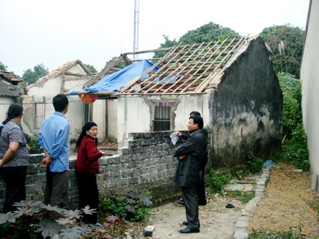Bà Lê Thị Len (thứ ba, trái sang) đang chỉ cho phóng viên ngôi nhà của bà bị chị Nguyên tháo dỡ.