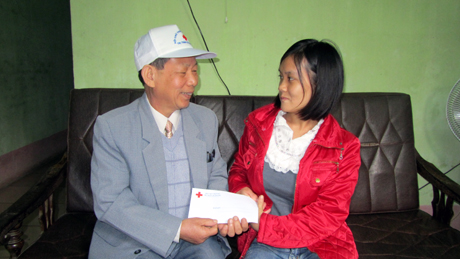 Thay mặt Hội CTĐ thị trấn Quảng Hà, ông Vũ Hữu Tuy đến thăm chị Ngô Mai Loan, nạn nhân chất độc da cam, ở khu phố Trần Bình Trọng, thị trấn Quảng Hà (Hải Hà).