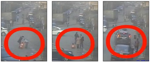 Bé gái ngồi giữa đường rồi bị xe cán qua (Nguồn: CCTV)