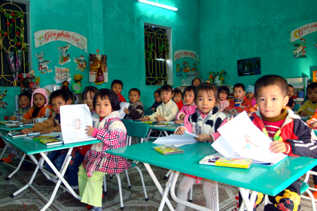 Giờ học của trẻ 5 tuổi Trường Mầm non Hoa Hồng, phường Trung tâm (TX Quảng Yên).