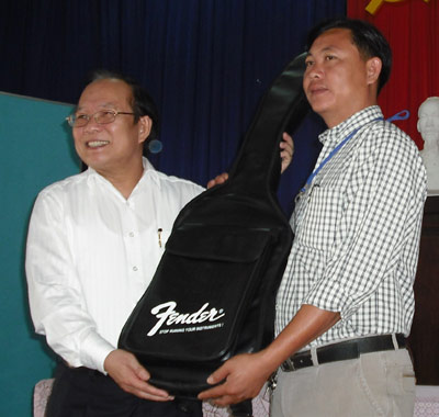 Bộ trưởng tặng nhạc cụ Đờn ca tài tử cho tỉnh Tây Ninh