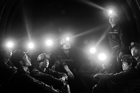 Công nhân mỏ - Ảnh triển lãm Nghệ thuật Quốc tế lần thứ VI. ảnh Mạnh Hùng