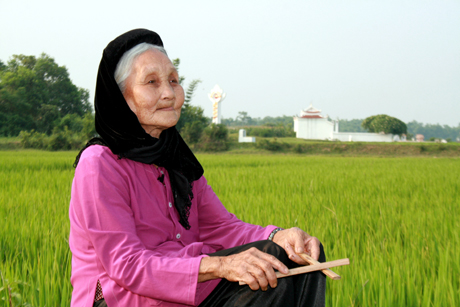 Nghệ nhân dân gian Đặng Thị Tự, 90 tuổi, ở xã Đầm Hà (huyện Đầm Hà) còn nhớ trên 39 bài hát với 746 câu - thuộc 9 giai điệu cổ - 4 điệu múa.