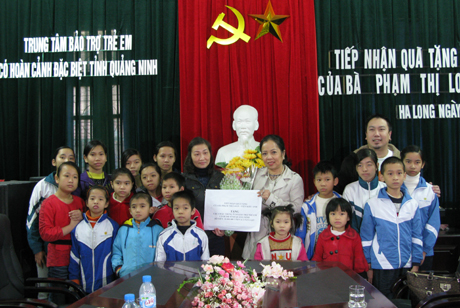Bà Phạm Thị Loan tặng quà cho các cháu nhỏ tại Trung tâm Bảo trợ trẻ em có hoàn cảnh đặc biệt.