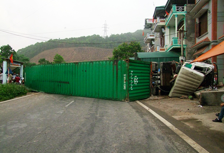 Hiện trường vụ tai nạn xảy ra vào ngày 3-6-2011, đã làm đổ trên 10m tường rào nhà anh Phạm Văn Bông, thôn Khe Tiên, xa Yên Than.