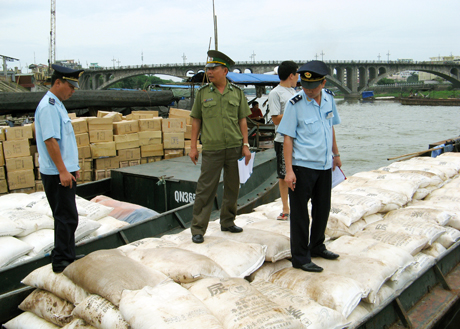 Lực lượng Hải quan tăng cường kiểm tra, giám sát hàng hóa XNK qua thành phố cửa khẩu Móng Cái.