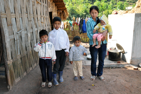 31 tuổi, chị Triệu Thị Xuân đã có 6 đứa con và vì không nuôi nổi nên phải cho 2 đứa đi làm con nuôi người khác.