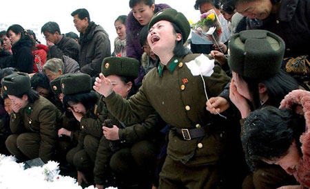 Quân nhân Triều Tiên đau buồn trước sự ra đi của Chủ tịch Kim Jong-il.