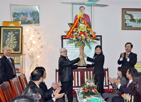 Đồng chí Đỗ Thị Hoàng, Phó Bí thư Thường trực Tỉnh uỷ tặng hoa chúc mừng giáo sứ Hòn Gai.