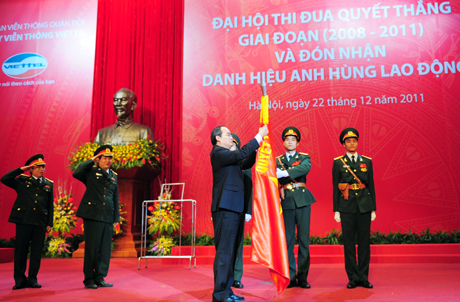Phó Thủ tướng Chính phủ Nguyễn Thiện Nhân gắn danh hiệu Anh hùng Lao động lên lá cờ truyền thống của Công ty.