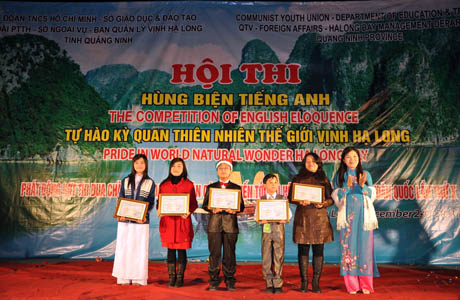 Đồng chí Nguyễn Thị Thu Hà, Phó Bí thư Tỉnh đoàn trao giải cho các em học sinh