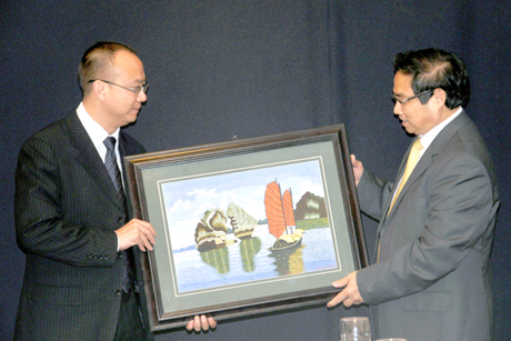 Đồng chí Phạm Minh Chính (bên phải), Bí thư Tỉnh ủy tặng đoàn công tác Sở TTTT tỉnh Vân Nam, Trung Quốc bức tranh Vịnh Hạ Long.