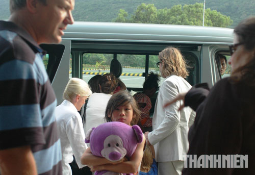 Pax Thiên (ôm gấu bông) được mẹ Jolie dẫn về thăm quê hương cùng đại gia đình - Ảnh: Nguyên Khang