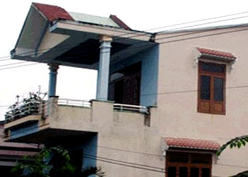 Ngôi nhà hai tầng của ông Nguyễn Văn Phô ở thôn Hà Đông, xã Điện Hòa, huyện Điện Bàn (Quảng Nam) nơi phát hiện tổ chim lạ giống loài đại bàng. Ảnh: H.N.