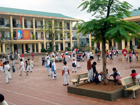 Trường Tiểu học Trưng Vương (Uông Bí) khang trang trang ngày càng đáp ứng tốt nhu cầu học tập, vui chơi của học sinh.