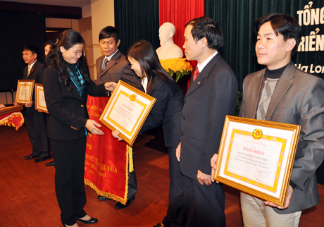 Đồng chí Đỗ Thị Hoàng, Phó Bí thư Thường trực Tỉnh ủy tặng cờ, bằng khen của Ban Chấp hành Đảng bộ tỉnh cho các đơn vị đạt thành tích xuất sắc trong công tác dân vận năm 2011.