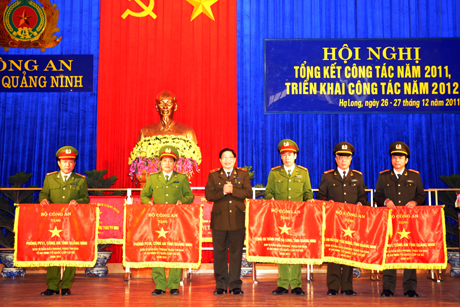 Thiếu tướng Trịnh Văn Chương, trao cờ đơn vị dẫn đầu phong trào thi đua “Vì ANTQ” năm 2011 cấp cơ sở của Bộ Công an cho 5 tập thể.