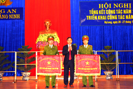 Đồng chí Đặng Huy Hậu, Phó Chủ tịch UBND tỉnh trao cờ đơn vị dẫn đầu phong trào thi đua “Vì ANTQ” năm 2011 của UBND tỉnh cho 2 tập thể.