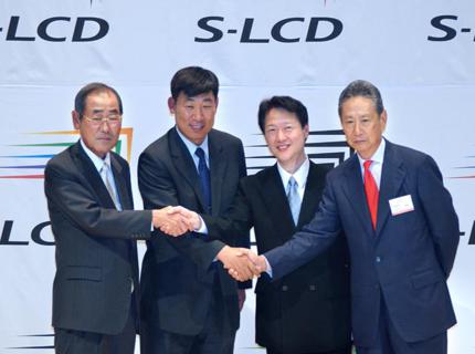 Sony nói lời chia tay với S-LCD sau 7 năm hợp tác với Samsung. (ảnh:IE)