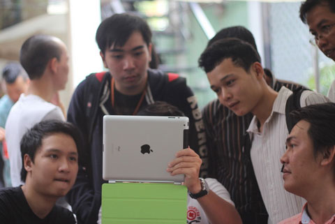 iPad 2 và các sản phẩm cao cấp đang bán chạy hơn dòng giá rẻ. Ảnh: Quốc Huy.