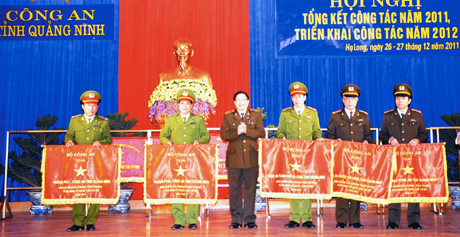 Thiếu tướng Trịnh Văn Chương, Phó Chánh thanh tra Bộ Công an trao cờ đơn vị dẫn đầu phong trào thi đua “Vì an ninh Tổ quốc” cấp cơ sở cho 5 đơn vị thuộc Công an tỉnh.