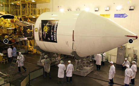  Các kỹ sư Nga chuẩn bị đưa tàu Phobos-Grunt lên bệ phóng tại sân bay vũ trụ Baikonur vào ngày 8/11. Ảnh: Roskomos.
