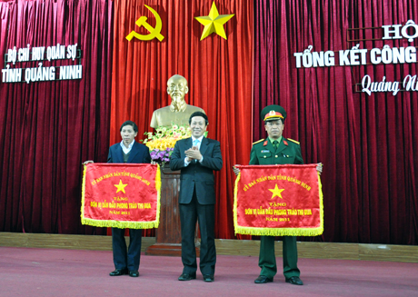 Đồng chí Nguyễn Văn Thành, Phó Chủ tịch UBND tỉnh trao Cờ đơn vị dẫn đầu phong trào thi đua năm 2011 của UBND tỉnh cho các đơn vị thuộc Bộ CHQS tỉnh.