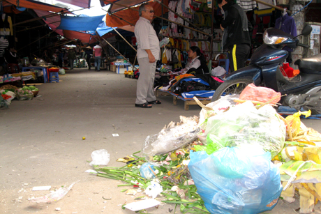 Tại chợ tạm Cột 5, phường Hồng Hà, rác được vun thành đống trông rất mất mỹ quan.