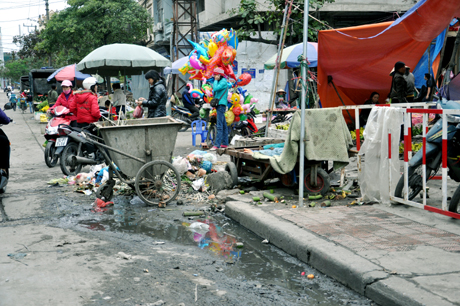 Đường Tô Hiến Thành (TP Hạ Long) thường xuyên bị lấn chiếm để buôn bán và đổ rác gây mất mỹ quan.