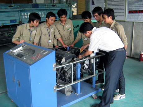 Thực hành sửa chữa ô tô tại Trường Trung cấp Xây dựng và Công nghiệp Quảng Ninh.