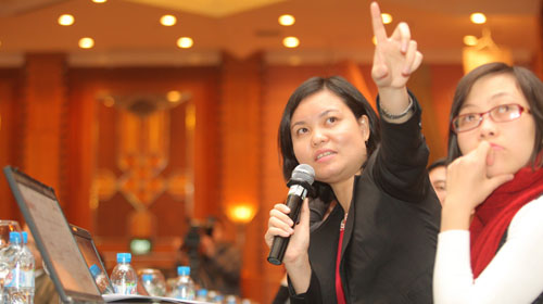 Bà Nguyễn Thị Thu Trang - phó trưởng ban pháp chế VCCI, thành viên nhóm nghiên cứu chỉ số MEI 2011 - trình bày kết quả xếp hạng các bộ ngành - Ảnh: Quốc Tuấn