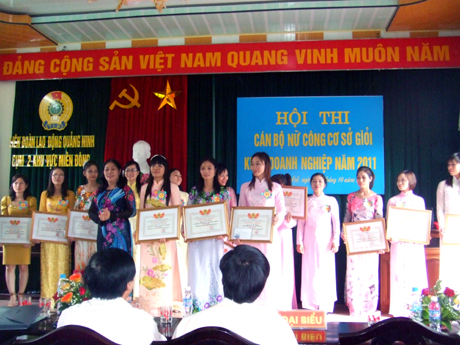 Các thí sinh nhận bằng khen tại Hội thi cán bộ nữ công sở cơ sở giỏi khối doanh nghiệp năm 2011 do LĐLĐ tỉnh tô chức.