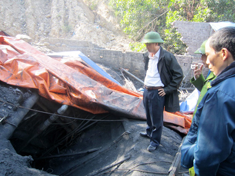 Lực lượng chức năng TP Hạ Long triệt phá một điểm khai thác than trái phép tại phường Cao Xanh, tháng 12-2011.