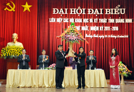 Đồng chí Đỗ Thị Hoàng, Phó Bí thư thường trực Tỉnh ủy tặng hoa chúc mừng đại hội.