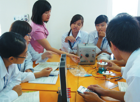 Giờ thực hành môn Vật lý ở Trường THPT chuẩn quốc gia Trần Phú (TP Móng Cái).