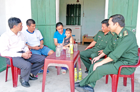 Lãnh đạo Ban Dân vận Tỉnh uỷ và các chiến sĩ biên phòng thăm gia đình chị Cảnh. Ảnh: Vũ Quang Trực (Ban Dân vận Tỉnh uỷ)