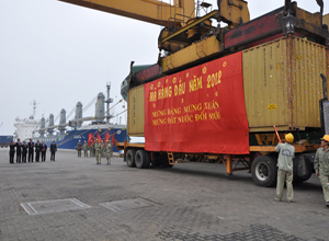 Cảng Quảng Ninh xếp dỡ mã hàng đầu năm 2012