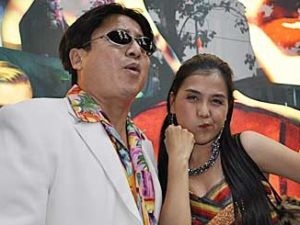 Nghệ sỹ ưu tú Chí Trung cùng thí sinh nữ duy nhất trong nhóm thí sinh đứng đầu cuộc thi Vua hài đất Việt 2011.(Nguồn: Internet) 
