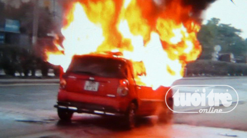 Ôtô hiệu Kia Morning bốc cháy dữ dội - Ảnh: Hải Phong